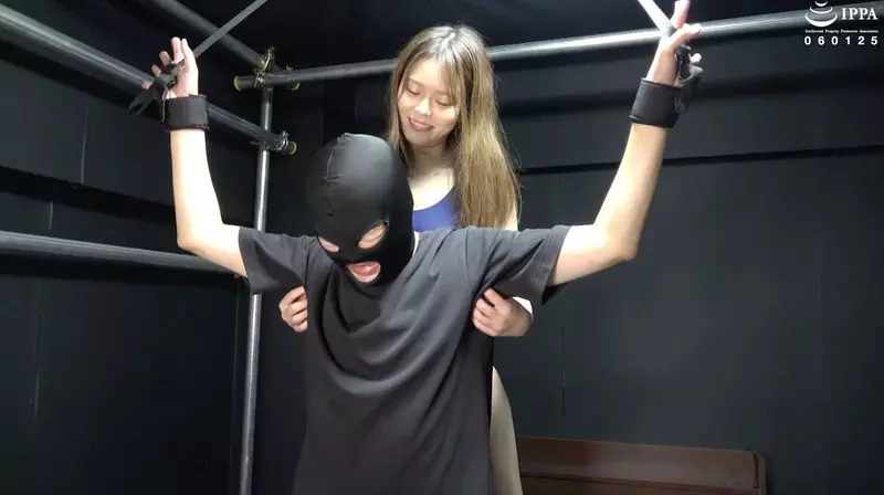 「h_1416ad01878 「【F/M】膝立ち拘束のドM男子を後ろから脇くすぐり攻めプレイ！」ADOA-082 彩川ゆめ」のサムネイル画像