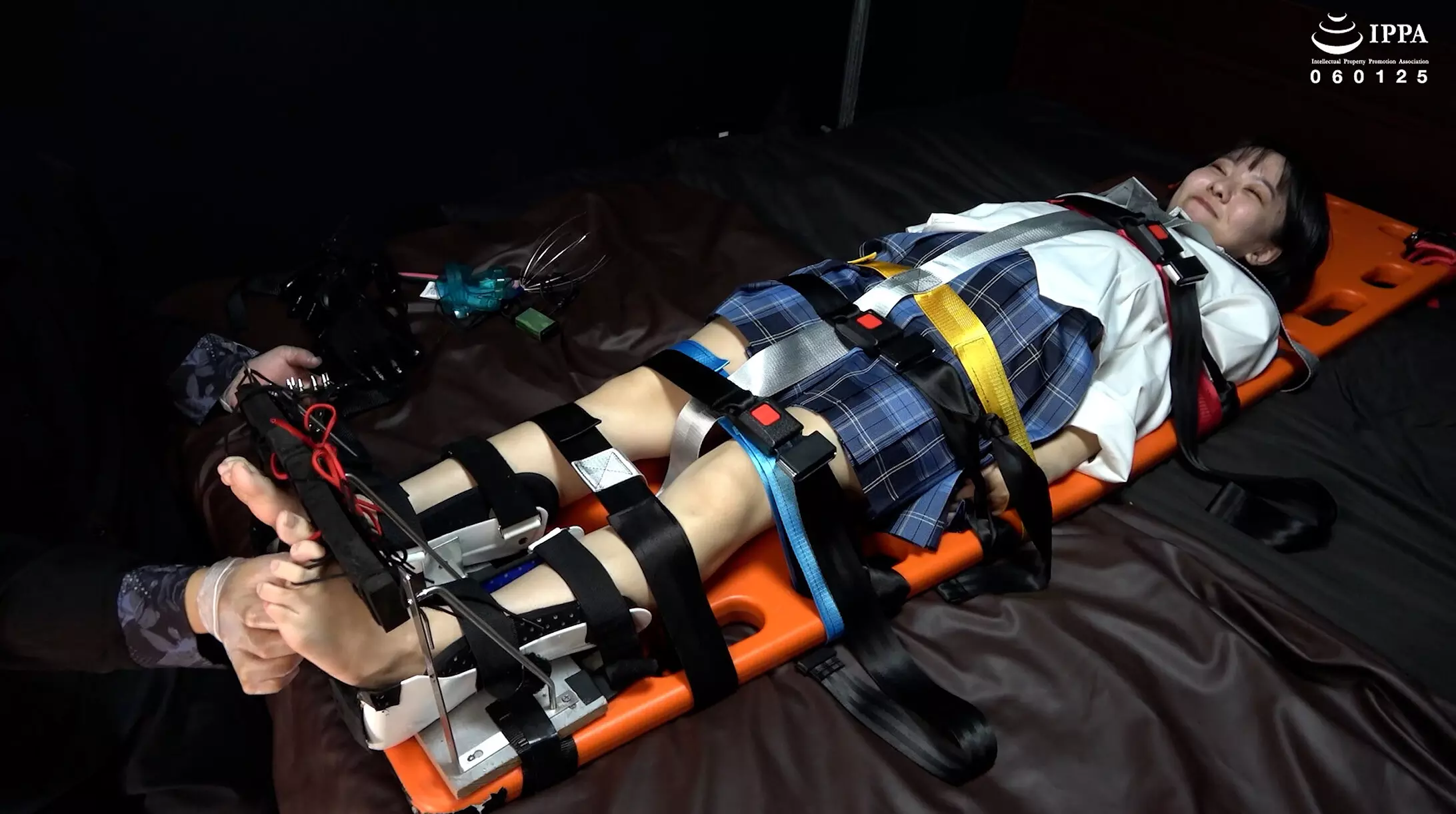 「h_1416ad02021 【足裏】「制服のまりちゃんに足枷拘束くすぐりで足裏開発！」WAKA-087加護まり 3」のサムネイル画像