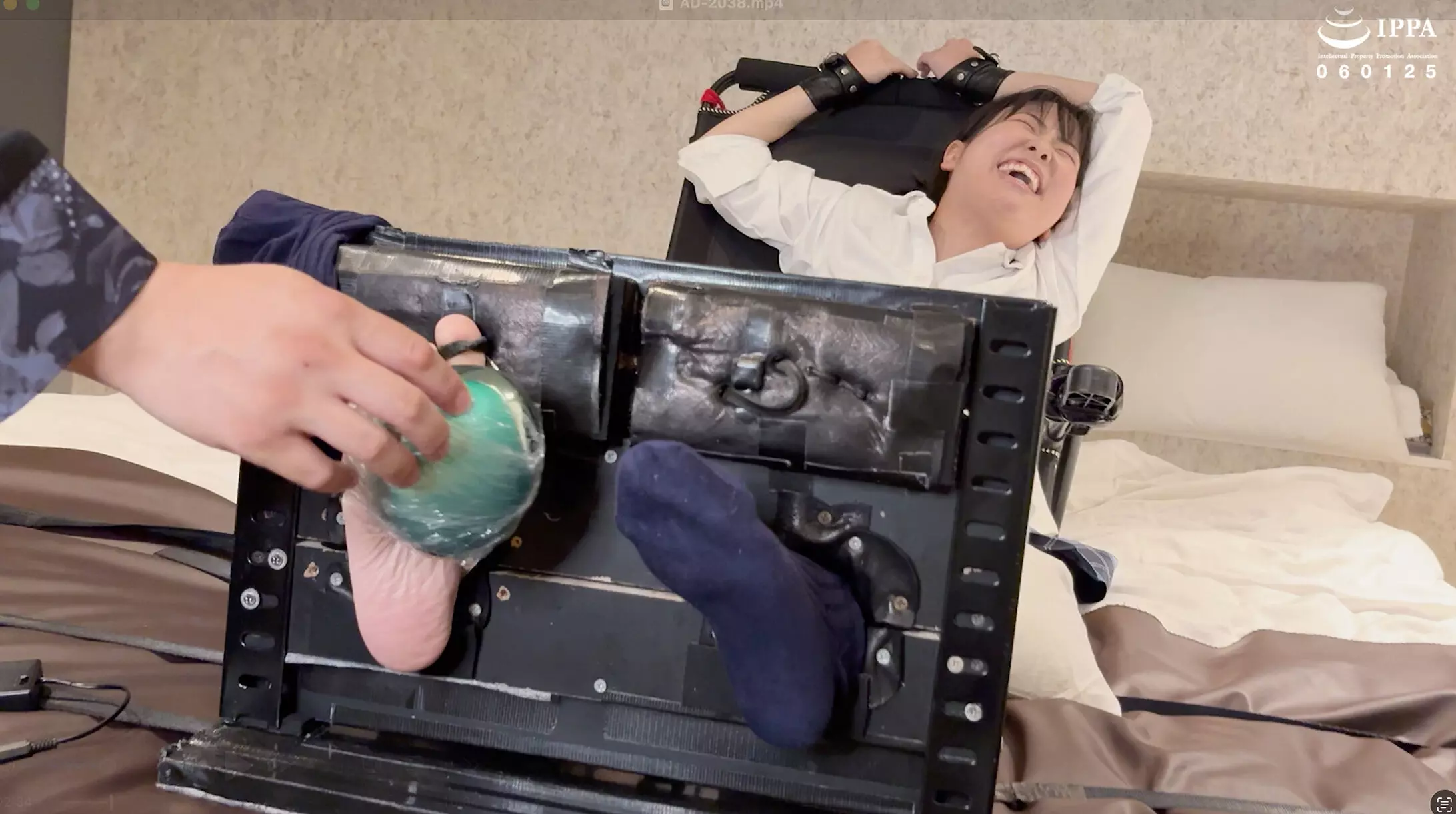 「h_1416ad02038 「【くすぐり】足枷拘束でも大暴れ！ぐったりするまでくすぐりつくす！」わかしラボWAKA-083谷田かりな（3）」のサムネイル画像